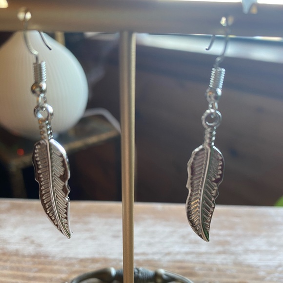 Super Cute Feather Earrings - Picture 2 of 4